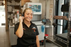 Burger King bo z umetno inteligenco preverjal vljudnost zaposlenih