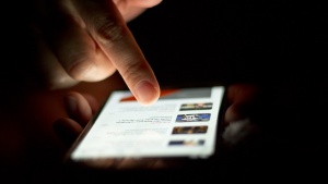 EU želi prepovedati neskončno "scrollanje" po vsebinah na družbenih omrežjih