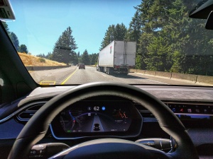 Tesla prenehala uporabljati izraz avtopilot