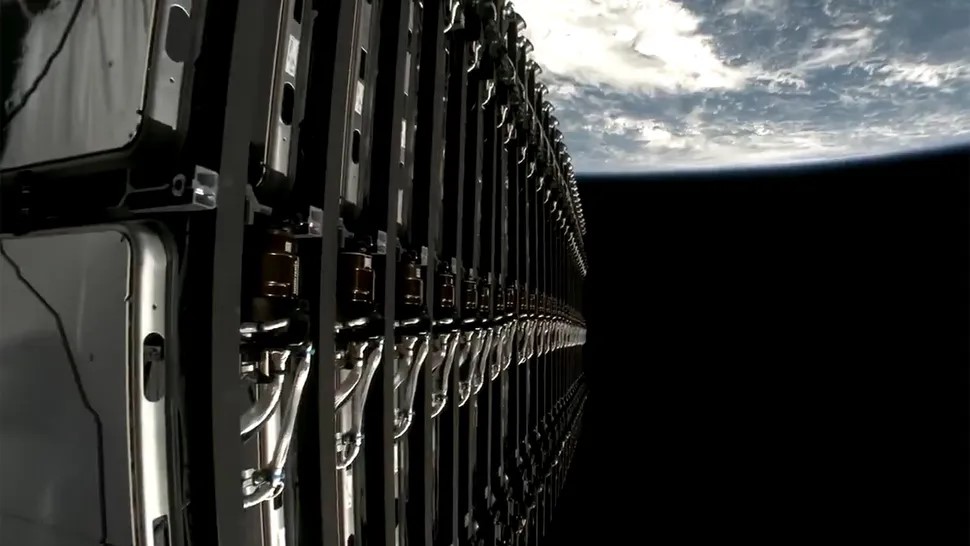 SpaceX izgubil stik s satelitom, ki je nato eksplodiral
