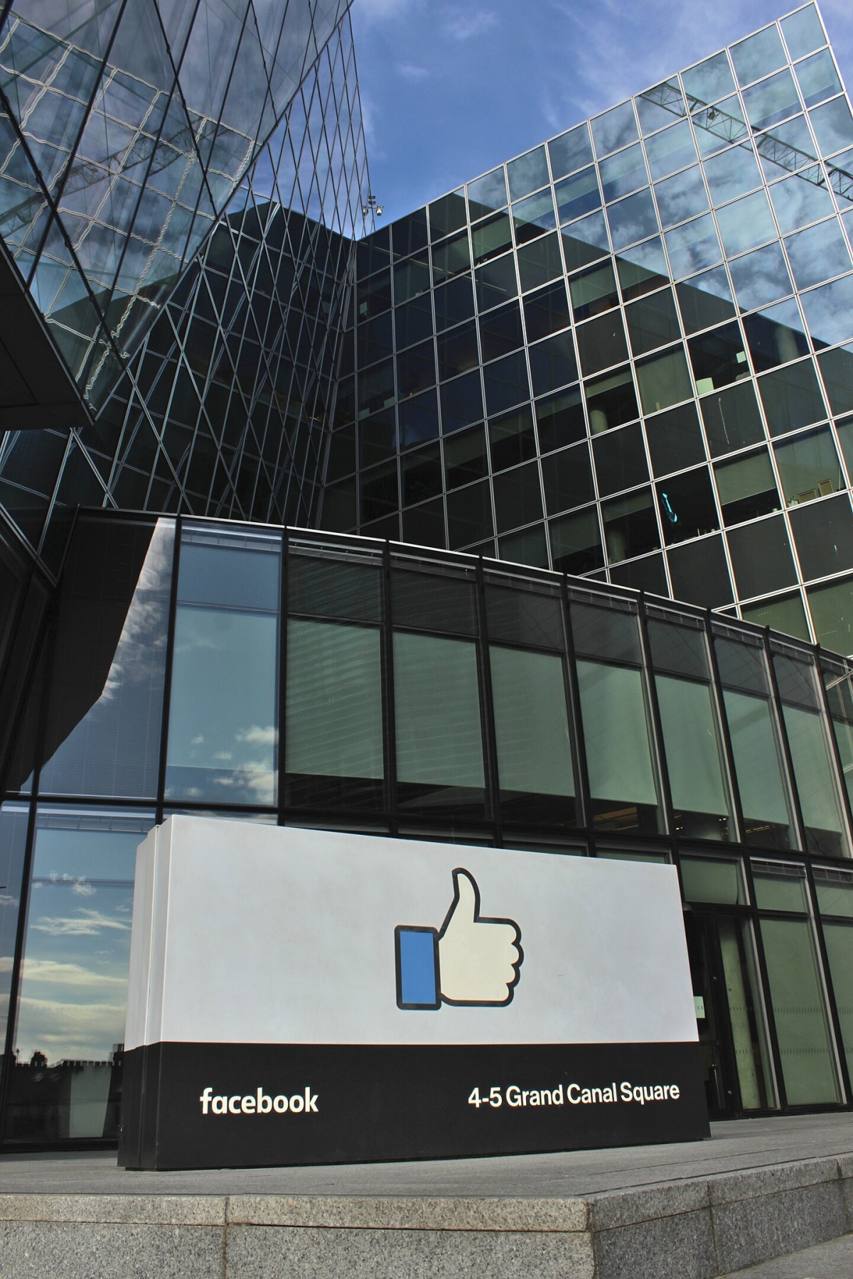EU: Meta krši DSA, ker lahko Instagram in Facebook uporabljajo mlajši od 13 let