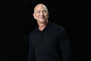 Bezos ima najnižjo plačo v vodstvu Amazona