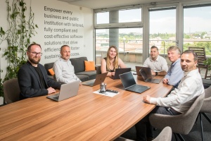 Microsoft od 1. julija znatno zvišuje cene. Kako lahko podjetja zaščitijo svoje proračune pred &bdquo;AI davkom&rdquo; na standardno pisarniško programsko opremo?