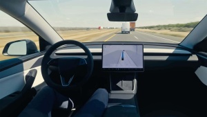 Tesla ukinja volane in brisalce, medtem ko njen avtopilot seje smrt