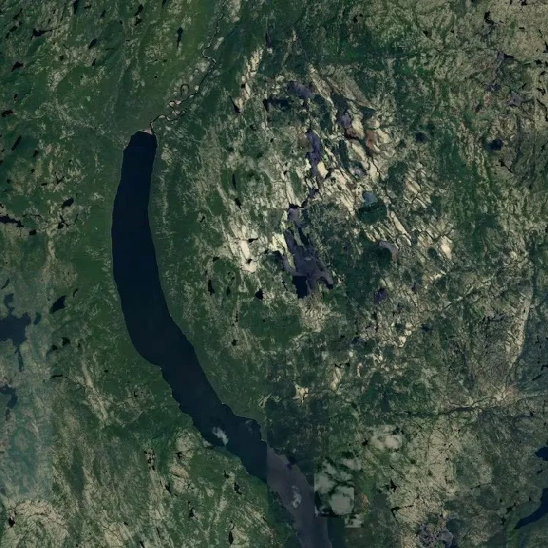 Med brskanjem po Google Maps odkril 390 milijonov star krater