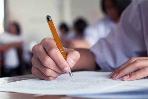 Zaradi umetne inteligence mora 58.000 študentov ponovno na sprejemne izpite