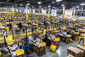 Amazon nosečim delavkam odrekal vodo in sedenje