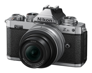 <strong>Nikon Z fc je sodobna brezzrcalna različica legendarnega SLR-ja Nikon FM2 iz leta 1982 </strong>