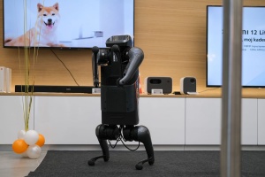 <strong>Štirinožni robotski pes Xiaomi CyberDog v Ljubljani napovedal tudi novosti, namenjeni hišnim ljubljenčkom: Smart Pet Food Feeder in Smart Pet Fountain</strong>